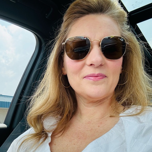 Meet your Posher, Cassandra - Picture 1 of 1